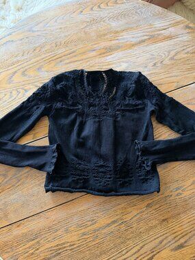 FREE PEOPLE black stretch. crop open crochet pattern long sleeve top/L